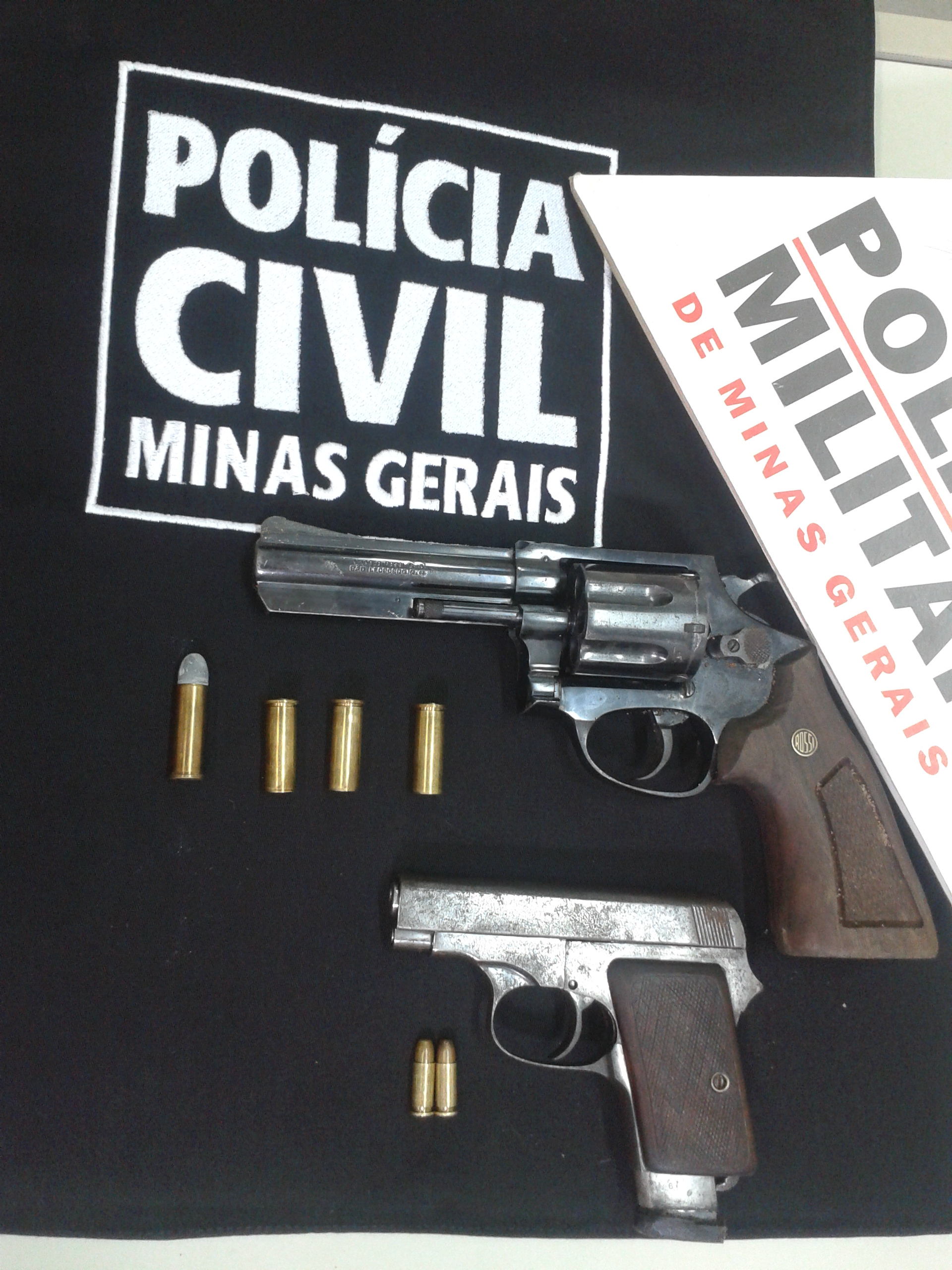 O Taurus usado no crime e a pistola Beretta apreendida com Tiago Martins.