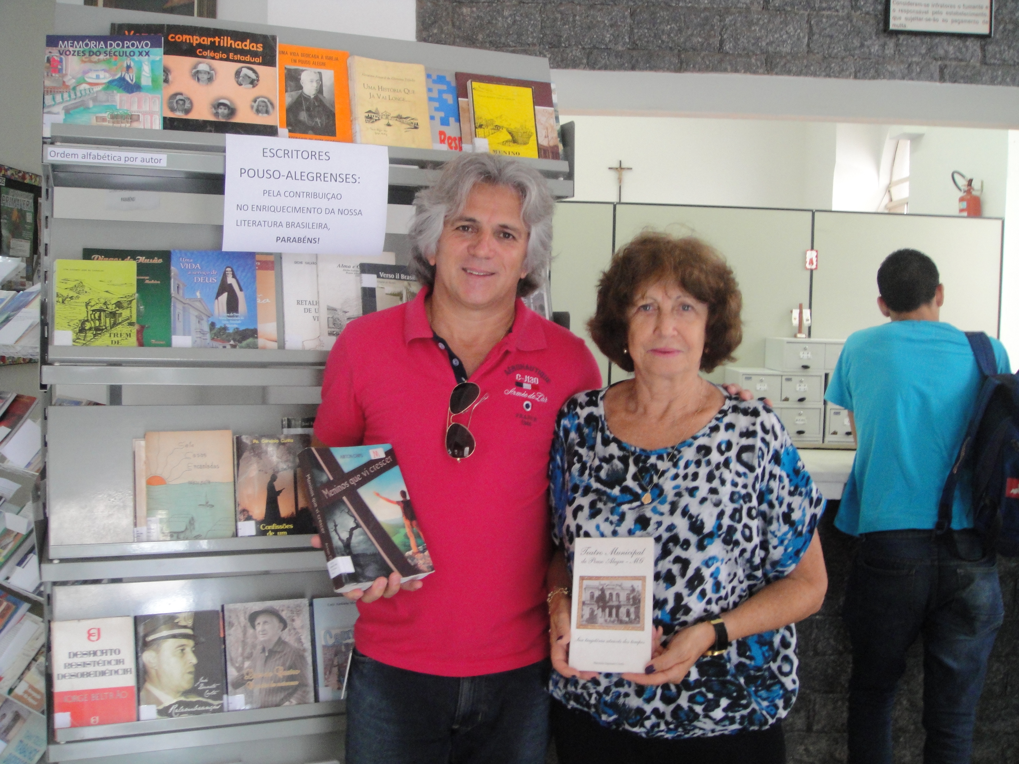 Airton Chips e seu "Meninos..." e Maristela Saponara Correa, Secretaria da Academia Pousoalegrense de Letras e autora do livro "Teatro Municipal de Pouso Alegre".