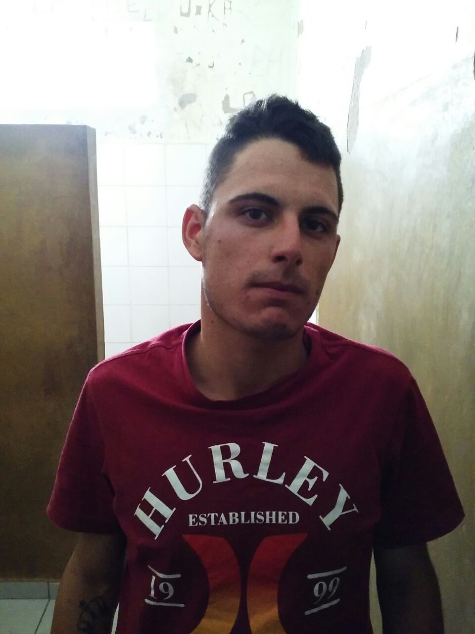 Emerson "Peteca", processado por furtos & roubos e trafcio de drogas em Cambui, atraiu o motoboy para a emboscada na estrada do bairro Ipiranga.