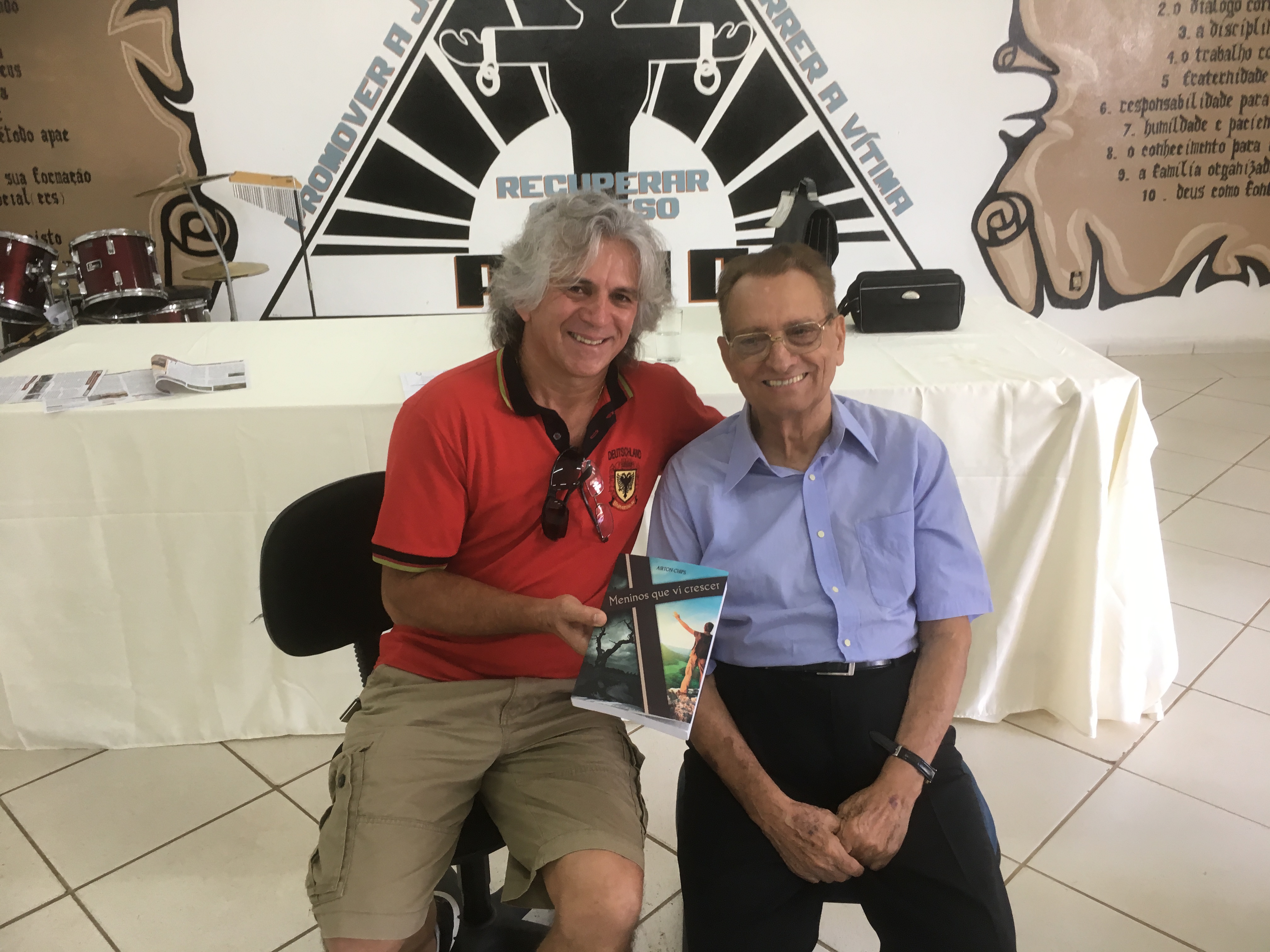 Mario Otoboni, 'tutor' de tantos 'meninos', recebendo o exemplar do livro 